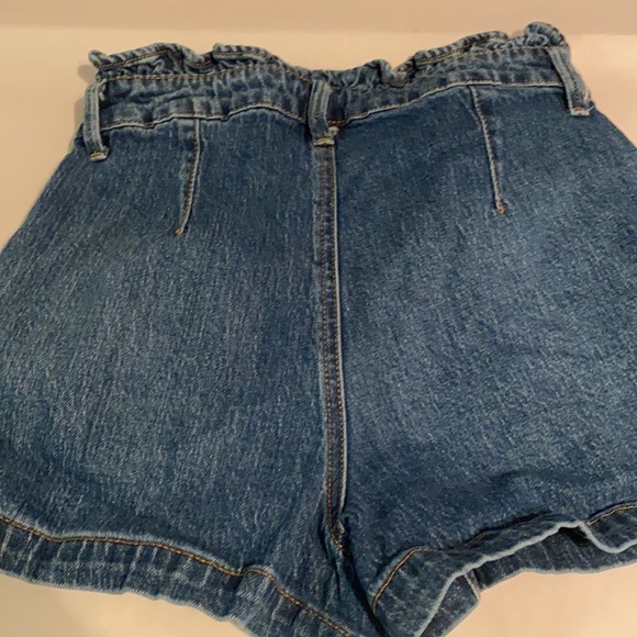 High Rise Adorable Size 6 Shorts. - Picture 2 of 4